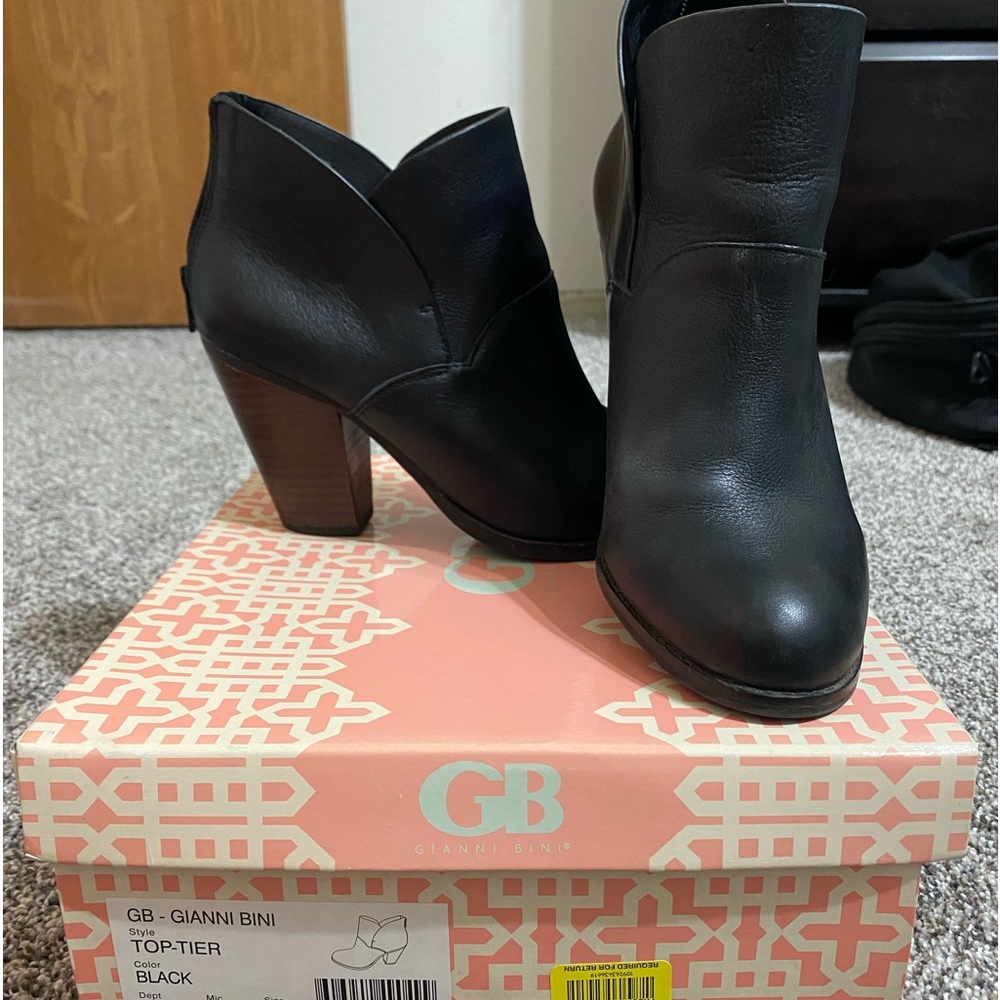 Gianni Bini ankle boots